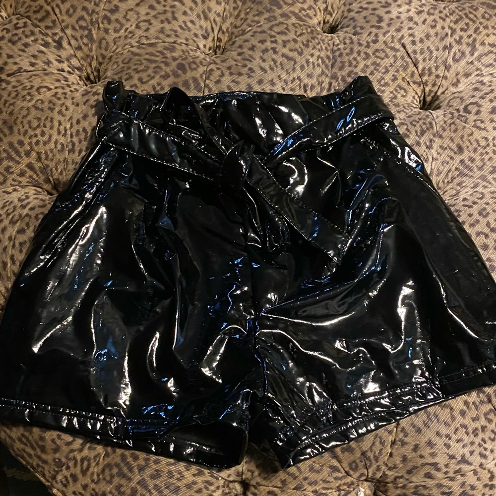 Shiny black belted shorts with pockets